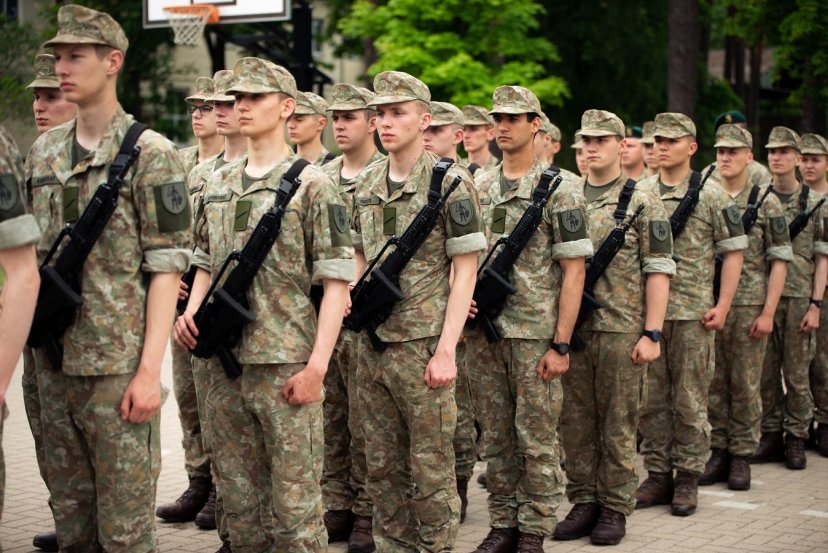 Auga savanoriškai tarnybą atlikti siekiančių jaunuolių skaičius