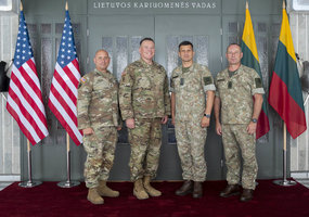 Lietuvos kariuomenės vadas gen. Raimundas Vaikšnoras aptarė saugumo klausimus su NATO... - 5