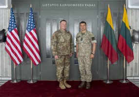 Lietuvos kariuomenės vadas gen. Raimundas Vaikšnoras aptarė saugumo klausimus su NATO... - 3