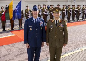 Lietuvos kariuomenės vadas gen. Raimundas Vaikšnoras aptarė saugumo klausimus su NATO... - 2
