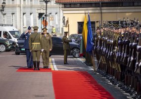 Lietuvos kariuomenės vadas gen. Raimundas Vaikšnoras aptarė saugumo klausimus su NATO... - 1