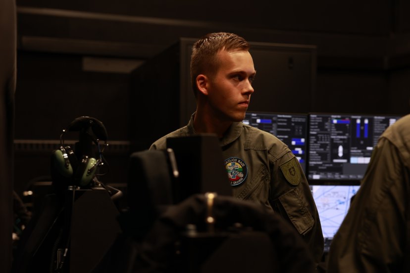 Karinių oro pajėgų Aviacijos bazėje pristatytas naujas „Black Hawk“ įgulos treniruoklis