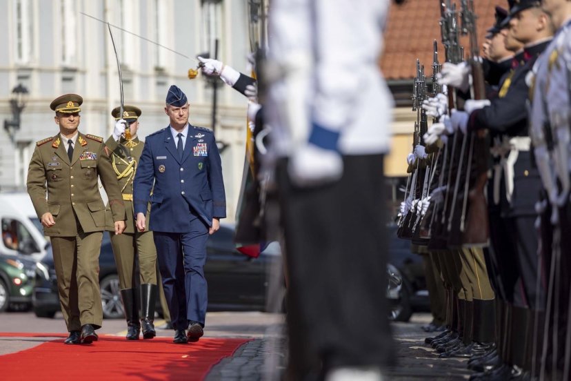 Lietuvos kariuomenės vadas gen. Raimundas Vaikšnoras aptarė saugumo klausimus su NATO...