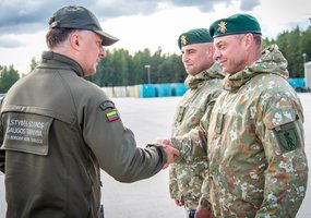 Viešojo saugumo tarnybos ir VSAT Pasieniečių mokyklos kursantai baigė bazinio kario savanorio... - 6