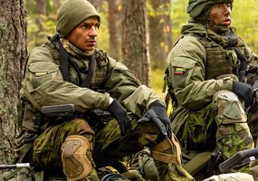 Viešojo saugumo tarnybos ir VSAT Pasieniečių mokyklos kursantai baigė bazinio kario savanorio... - 3