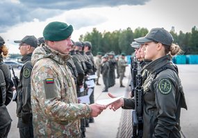 Viešojo saugumo tarnybos ir VSAT Pasieniečių mokyklos kursantai baigė bazinio kario savanorio... - 5
