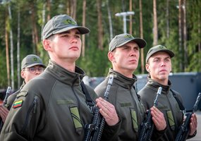 Viešojo saugumo tarnybos ir VSAT Pasieniečių mokyklos kursantai baigė bazinio kario savanorio... - 8