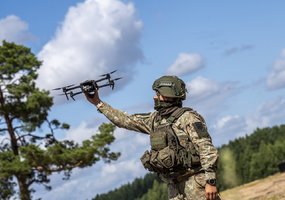 Karo inžinieriai išbando inovacijas: pirmą kartą tranšėjas kasa nuotoliniu būdu - 3