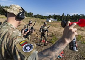 NATO šalių snaiperiai Lietuvoje varžosi dėl taikliausiojo titulo - 7