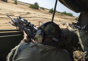 NATO šalių snaiperiai Lietuvoje varžosi dėl taikliausiojo titulo - 14