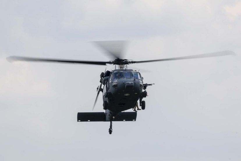 Lietuvos karinių oro pajėgų „Black Hawk“ įgulos pirmą kartą Lietuvoje surengė kovinio šaudymo...