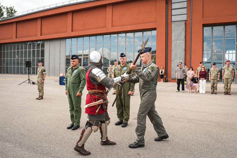 Aviacijos bazėje įvyko vyriausiojo puskarininkio pasikeitimo ceremonija