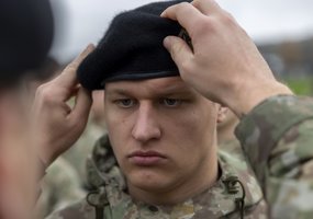 Baigtas jaunųjų inžinierių individualus rengimas – jiems įteiktos juodos beretės - 3
