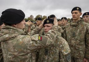 Baigtas jaunųjų inžinierių individualus rengimas – jiems įteiktos juodos beretės - 4