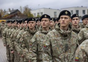 Baigtas jaunųjų inžinierių individualus rengimas – jiems įteiktos juodos beretės - 5