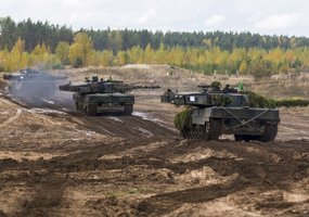 Pirmosios Lietuvos tankų įgulos atliko tankų „Leopard“ užtaisymą ir kovinius šaudymus  - 5