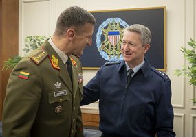 Lietuvos kariuomenės vadas JAV susitiko su Jungtinio štabų vadų pirmininku generolu Dan Caine - 1